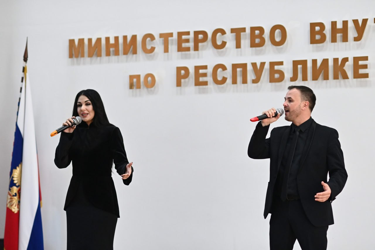 С профессиональным праздником сотрудников полиции также поздравили председатель Госсовета-Хасэ Республике Адыгея Владимир Нарожный, начальник управления ФСБ России по Республике Адыгея Михаил Кемеров, заместитель начальника... С профессиональным праздником сотрудников полиции также поздравили председатель Госсовета-Хасэ Республике Адыгея Владимир Нарожный, начальник управления ФСБ России по Республике Адыгея Михаил Кемеров, заместитель начальника...