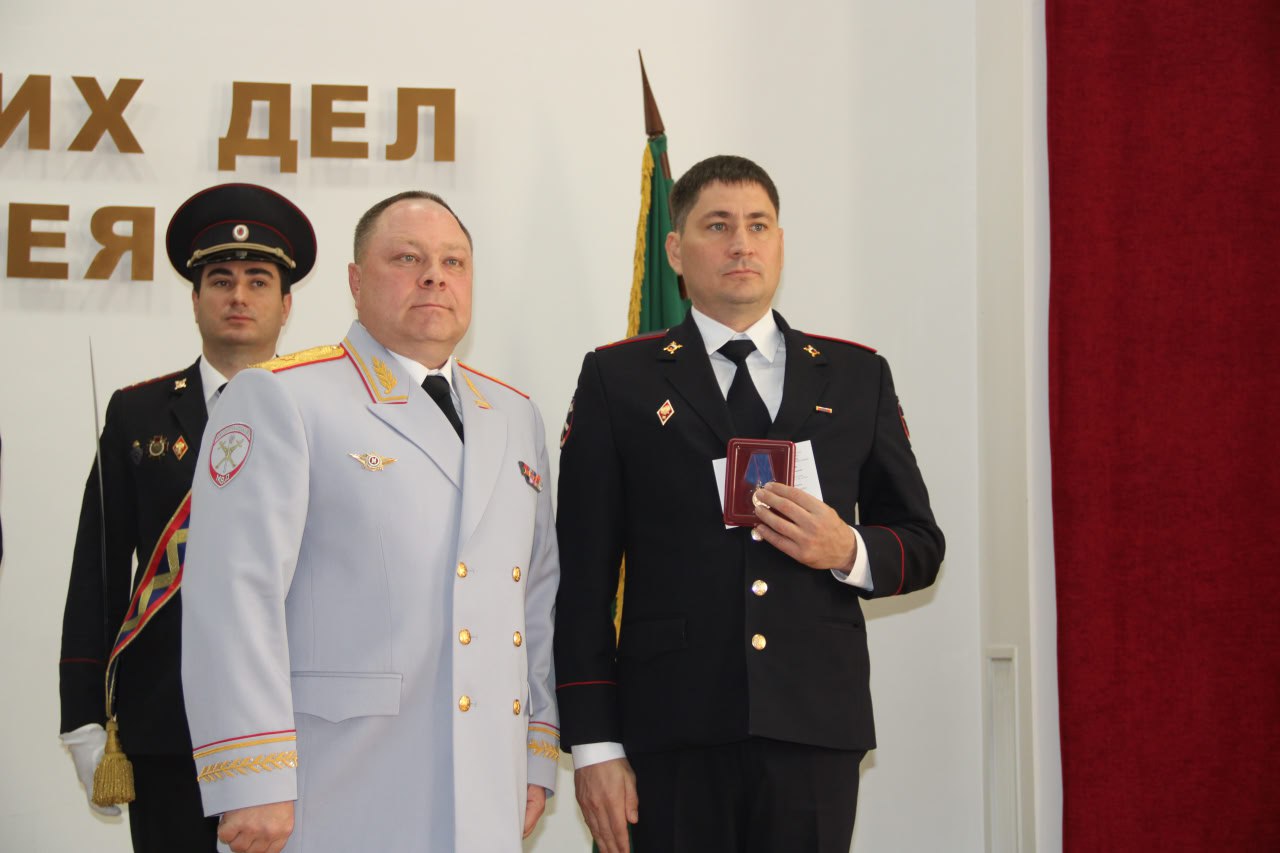 С профессиональным праздником сотрудников полиции также поздравили председатель Госсовета-Хасэ Республике Адыгея Владимир Нарожный, начальник управления ФСБ России по Республике Адыгея Михаил Кемеров, заместитель начальника... С профессиональным праздником сотрудников полиции также поздравили председатель Госсовета-Хасэ Республике Адыгея Владимир Нарожный, начальник управления ФСБ России по Республике Адыгея Михаил Кемеров, заместитель начальника...