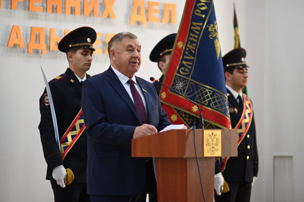 Приветствуя участников собрания Глава Адыгеи Мурат Кумпилов подчеркнул, что сегодня важнейшими задачами для полиции являются обеспечение правопорядка в общественных местах, контроль миграции, безопасность дорожного движения... Приветствуя участников собрания Глава Адыгеи Мурат Кумпилов подчеркнул, что сегодня важнейшими задачами для полиции являются обеспечение правопорядка в общественных местах, контроль миграции, безопасность дорожного движения...