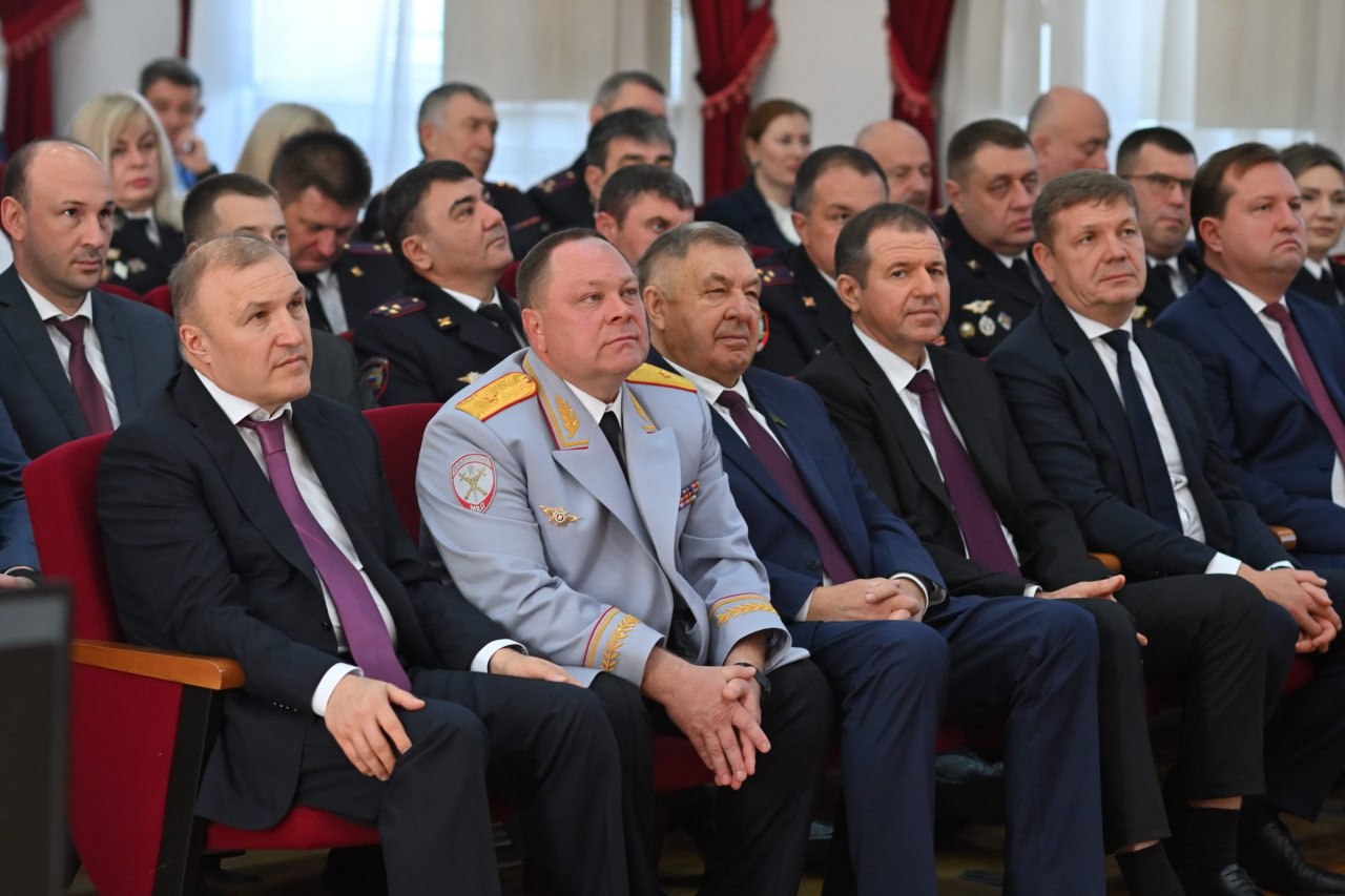 С профессиональным праздником сотрудников полиции также поздравили председатель Госсовета-Хасэ Республике Адыгея Владимир Нарожный, начальник управления ФСБ России по Республике Адыгея Михаил Кемеров, заместитель начальника... С профессиональным праздником сотрудников полиции также поздравили председатель Госсовета-Хасэ Республике Адыгея Владимир Нарожный, начальник управления ФСБ России по Республике Адыгея Михаил Кемеров, заместитель начальника...