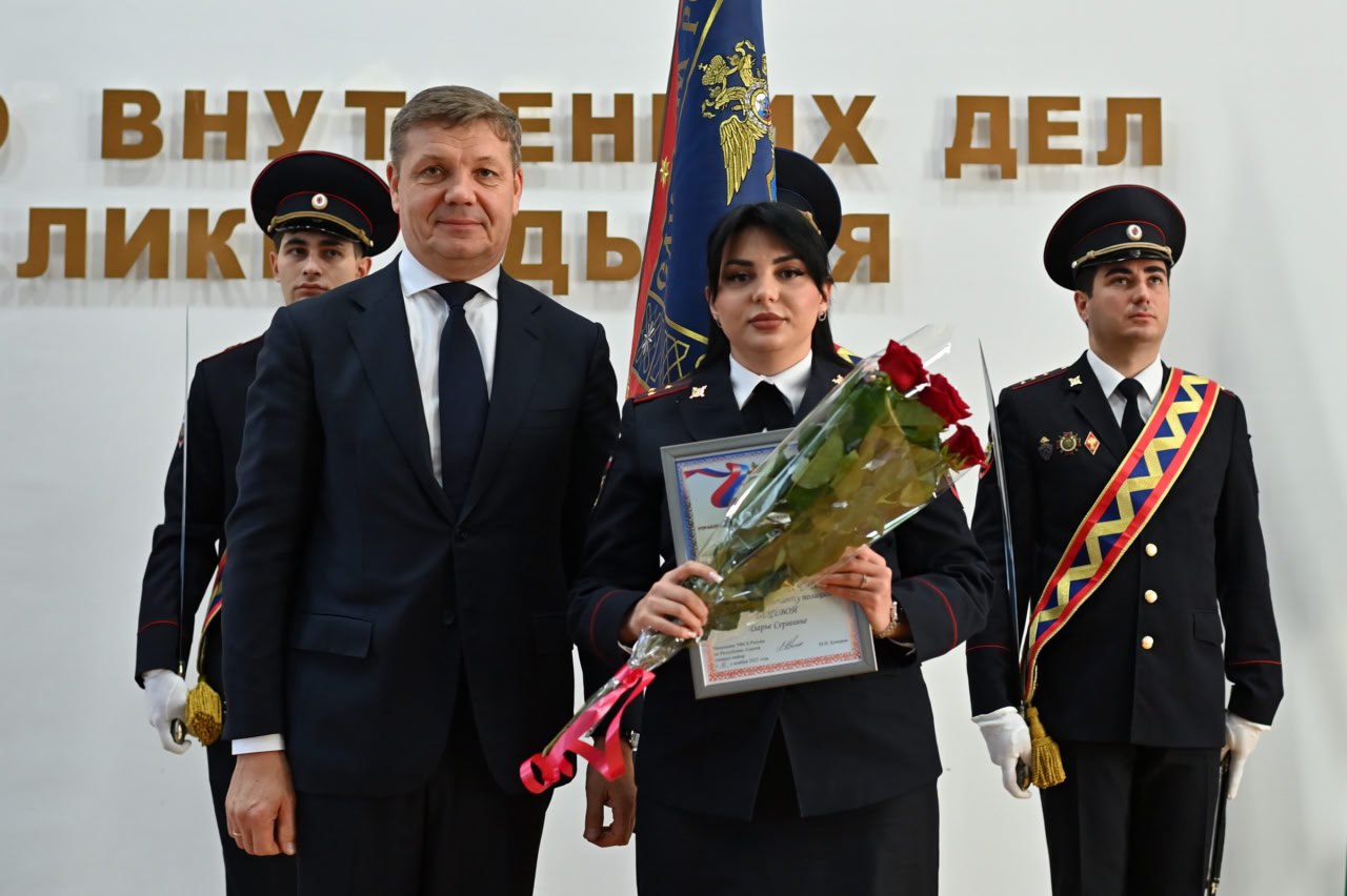 Приветствуя участников собрания Глава Адыгеи Мурат Кумпилов подчеркнул, что сегодня важнейшими задачами для полиции являются обеспечение правопорядка в общественных местах, контроль миграции, безопасность дорожного движения... Приветствуя участников собрания Глава Адыгеи Мурат Кумпилов подчеркнул, что сегодня важнейшими задачами для полиции являются обеспечение правопорядка в общественных местах, контроль миграции, безопасность дорожного движения...