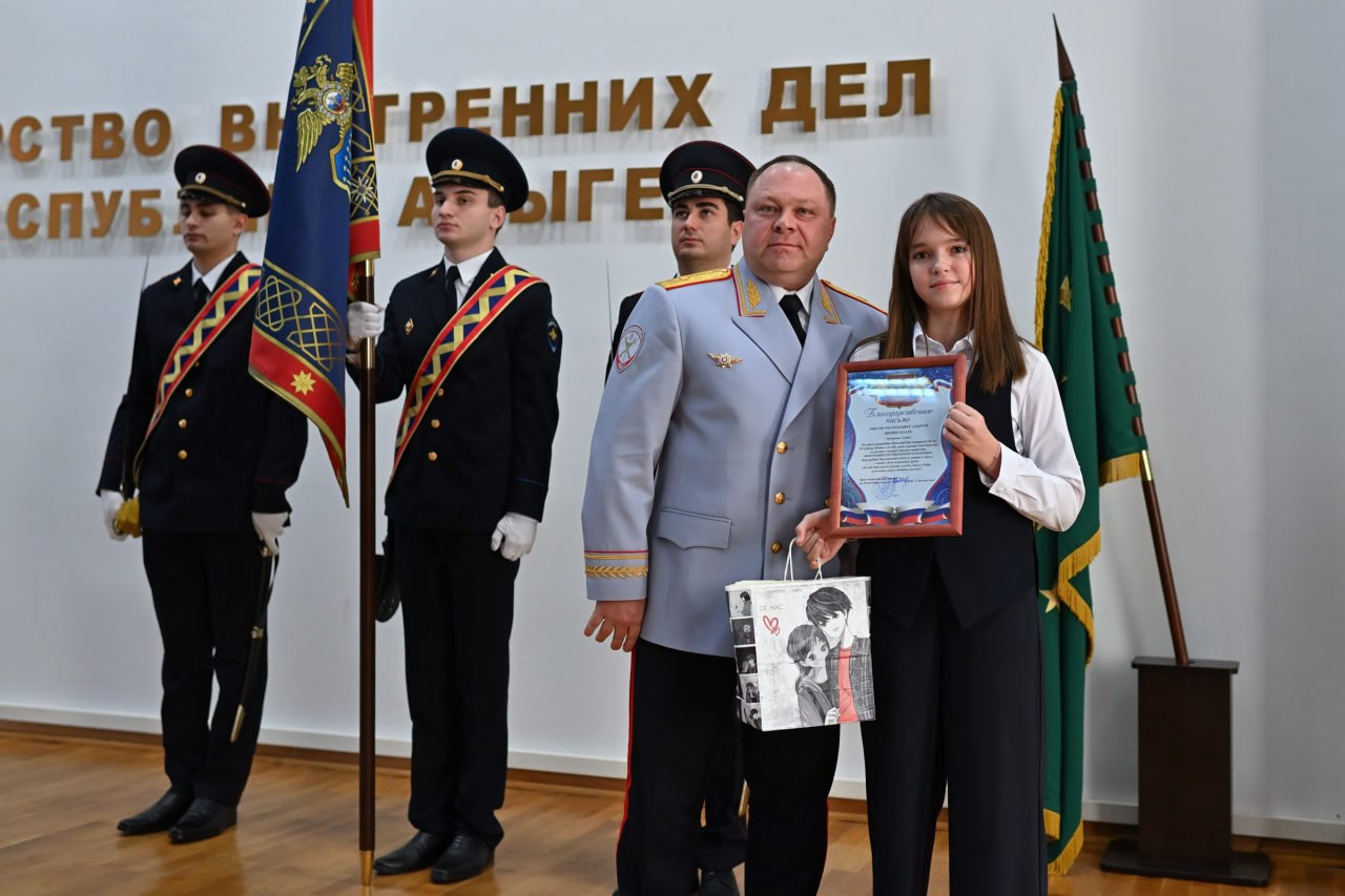 С профессиональным праздником сотрудников полиции также поздравили председатель Госсовета-Хасэ Республике Адыгея Владимир Нарожный, начальник управления ФСБ России по Республике Адыгея Михаил Кемеров, заместитель начальника... С профессиональным праздником сотрудников полиции также поздравили председатель Госсовета-Хасэ Республике Адыгея Владимир Нарожный, начальник управления ФСБ России по Республике Адыгея Михаил Кемеров, заместитель начальника...