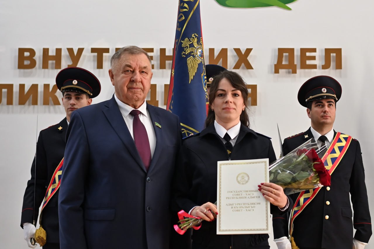 Приветствуя участников собрания Глава Адыгеи Мурат Кумпилов подчеркнул, что сегодня важнейшими задачами для полиции являются обеспечение правопорядка в общественных местах, контроль миграции, безопасность дорожного движения... Приветствуя участников собрания Глава Адыгеи Мурат Кумпилов подчеркнул, что сегодня важнейшими задачами для полиции являются обеспечение правопорядка в общественных местах, контроль миграции, безопасность дорожного движения...