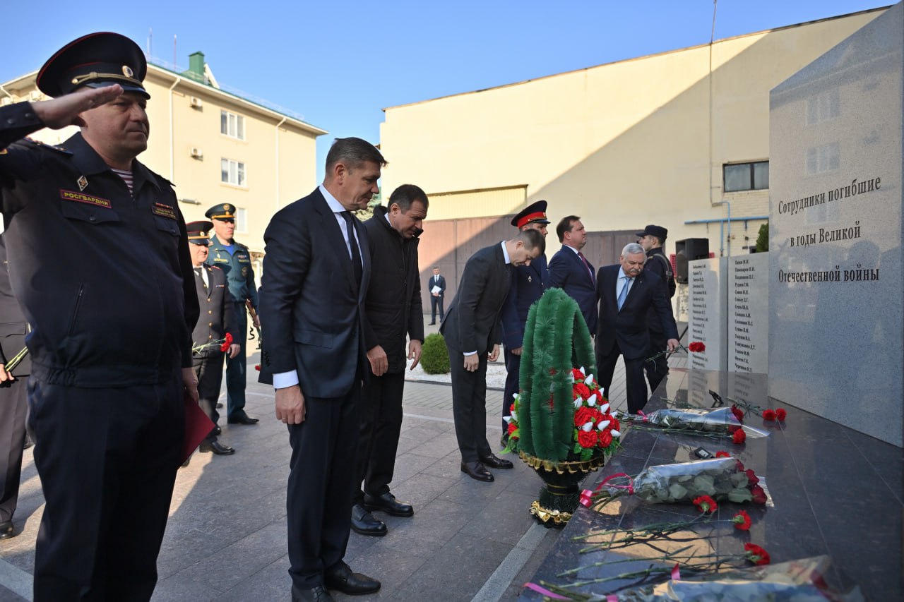 Мурат Кумпилов: В преддверии Дня сотрудника органов внутренних дел Российской Федерации и Дня памяти погибших при исполнении служебных обязанностей сотрудников принял участие в церемонии возложения цветов к мемориалу на... Мурат Кумпилов: В преддверии Дня сотрудника органов внутренних дел Российской Федерации и Дня памяти погибших при исполнении служебных обязанностей сотрудников принял участие в церемонии возложения цветов к мемориалу на...