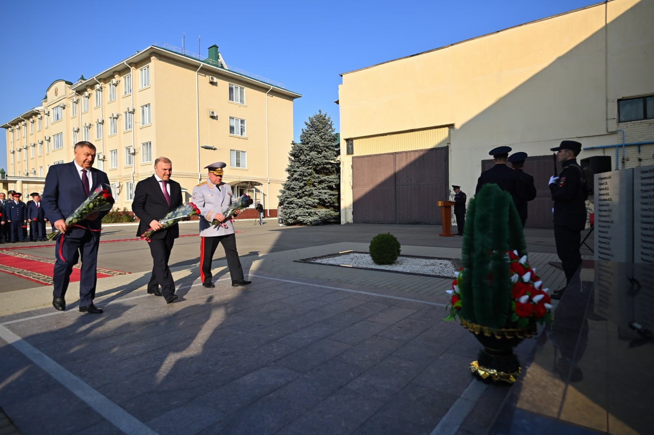 Мурат Кумпилов: В преддверии Дня сотрудника органов внутренних дел Российской Федерации и Дня памяти погибших при исполнении служебных обязанностей сотрудников принял участие в церемонии возложения цветов к мемориалу на... Мурат Кумпилов: В преддверии Дня сотрудника органов внутренних дел Российской Федерации и Дня памяти погибших при исполнении служебных обязанностей сотрудников принял участие в церемонии возложения цветов к мемориалу на...