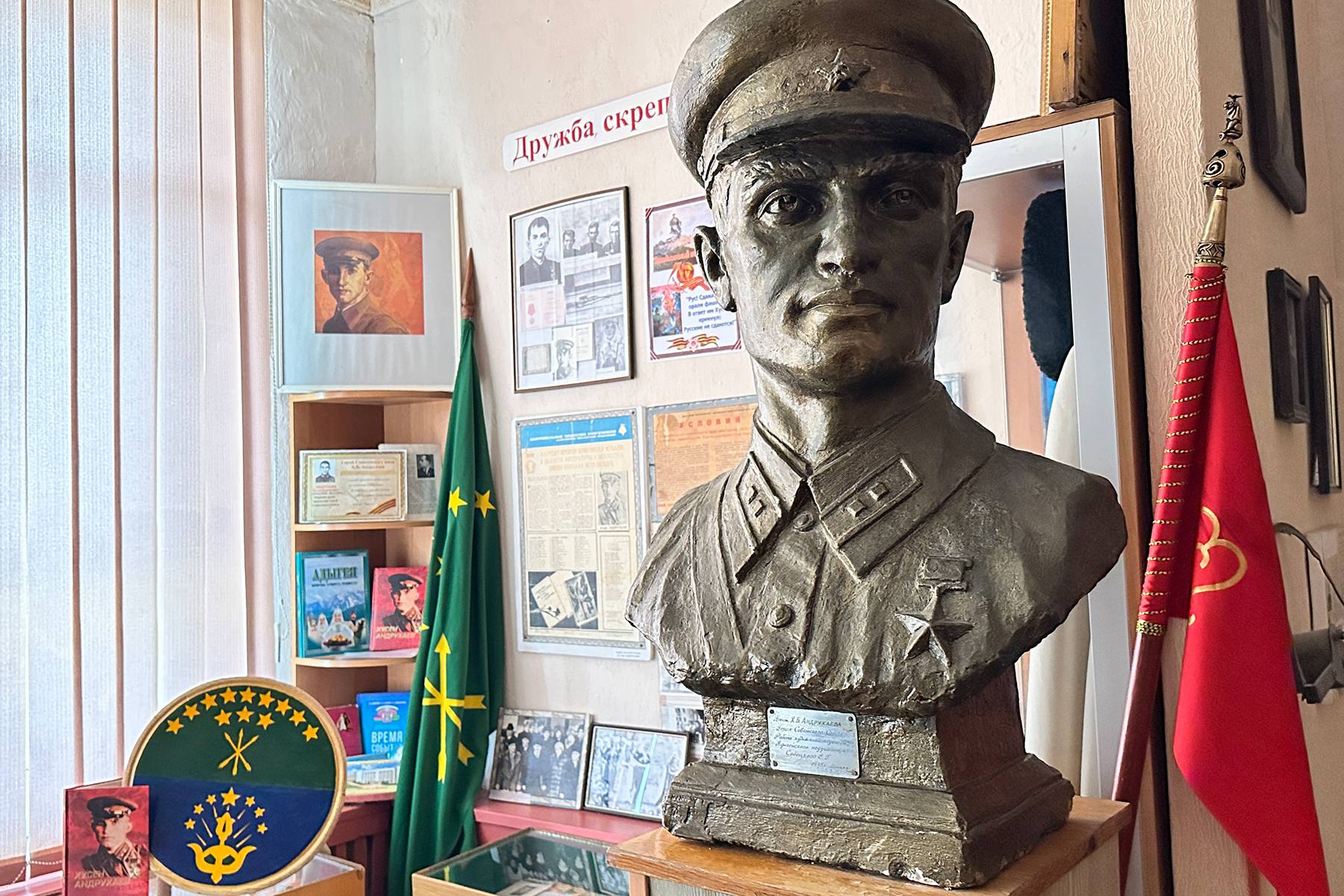 Мурат Кумпилов: В канун памятной даты земляки Хусена Андрухаева – делегация Шовгеновского района Республики Адыгея – посетили село Дьяково в Луганской Народной Республике, где 8 ноября 1941 года совершил свой исторический... Мурат Кумпилов: В канун памятной даты земляки Хусена Андрухаева – делегация Шовгеновского района Республики Адыгея – посетили село Дьяково в Луганской Народной Республике, где 8 ноября 1941 года совершил свой исторический...