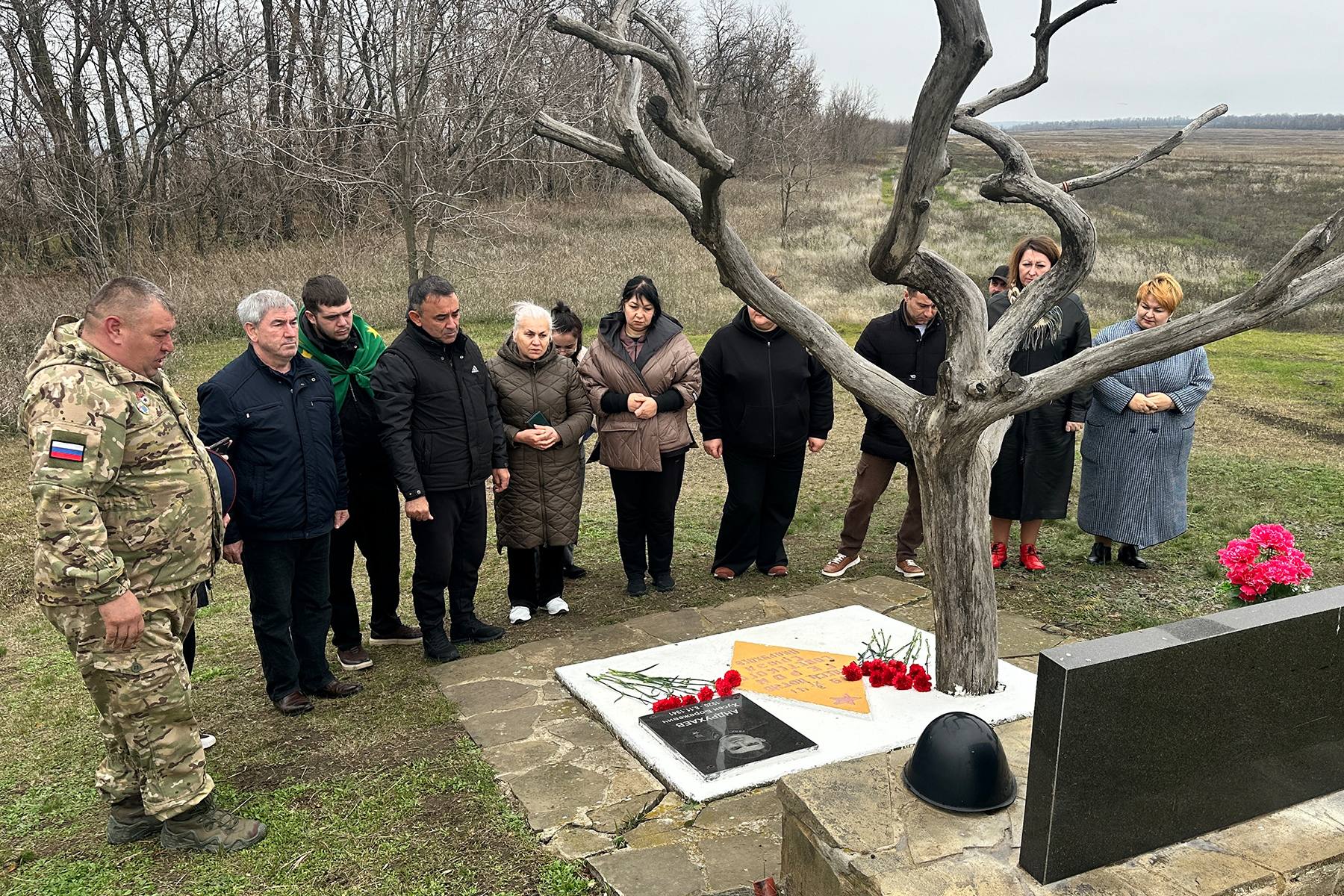 Мурат Кумпилов: В канун памятной даты земляки Хусена Андрухаева – делегация Шовгеновского района Республики Адыгея – посетили село Дьяково в Луганской Народной Республике, где 8 ноября 1941 года совершил свой исторический... Мурат Кумпилов: В канун памятной даты земляки Хусена Андрухаева – делегация Шовгеновского района Республики Адыгея – посетили село Дьяково в Луганской Народной Республике, где 8 ноября 1941 года совершил свой исторический...