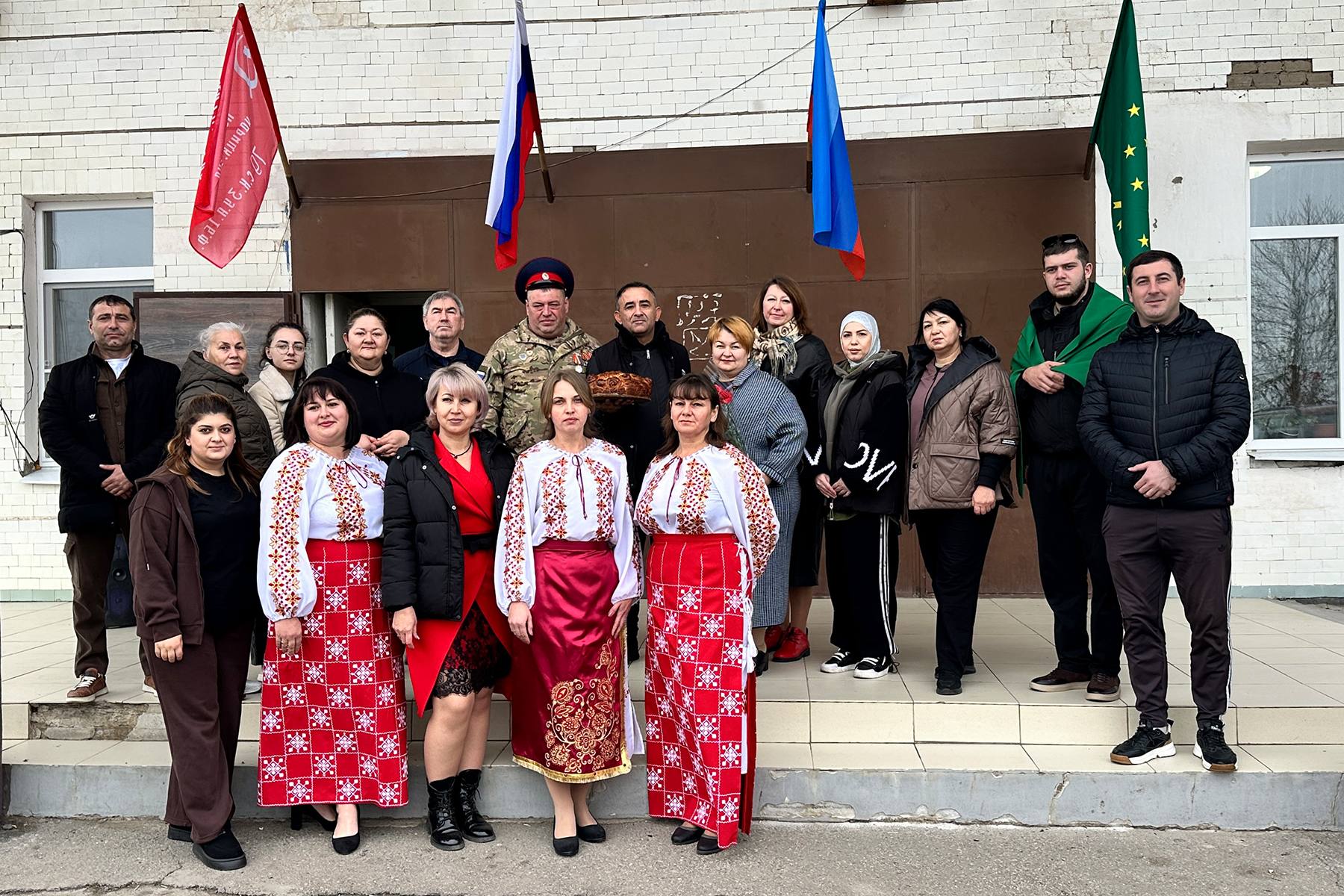 Мурат Кумпилов: В канун памятной даты земляки Хусена Андрухаева – делегация Шовгеновского района Республики Адыгея – посетили село Дьяково в Луганской Народной Республике, где 8 ноября 1941 года совершил свой исторический... Мурат Кумпилов: В канун памятной даты земляки Хусена Андрухаева – делегация Шовгеновского района Республики Адыгея – посетили село Дьяково в Луганской Народной Республике, где 8 ноября 1941 года совершил свой исторический...