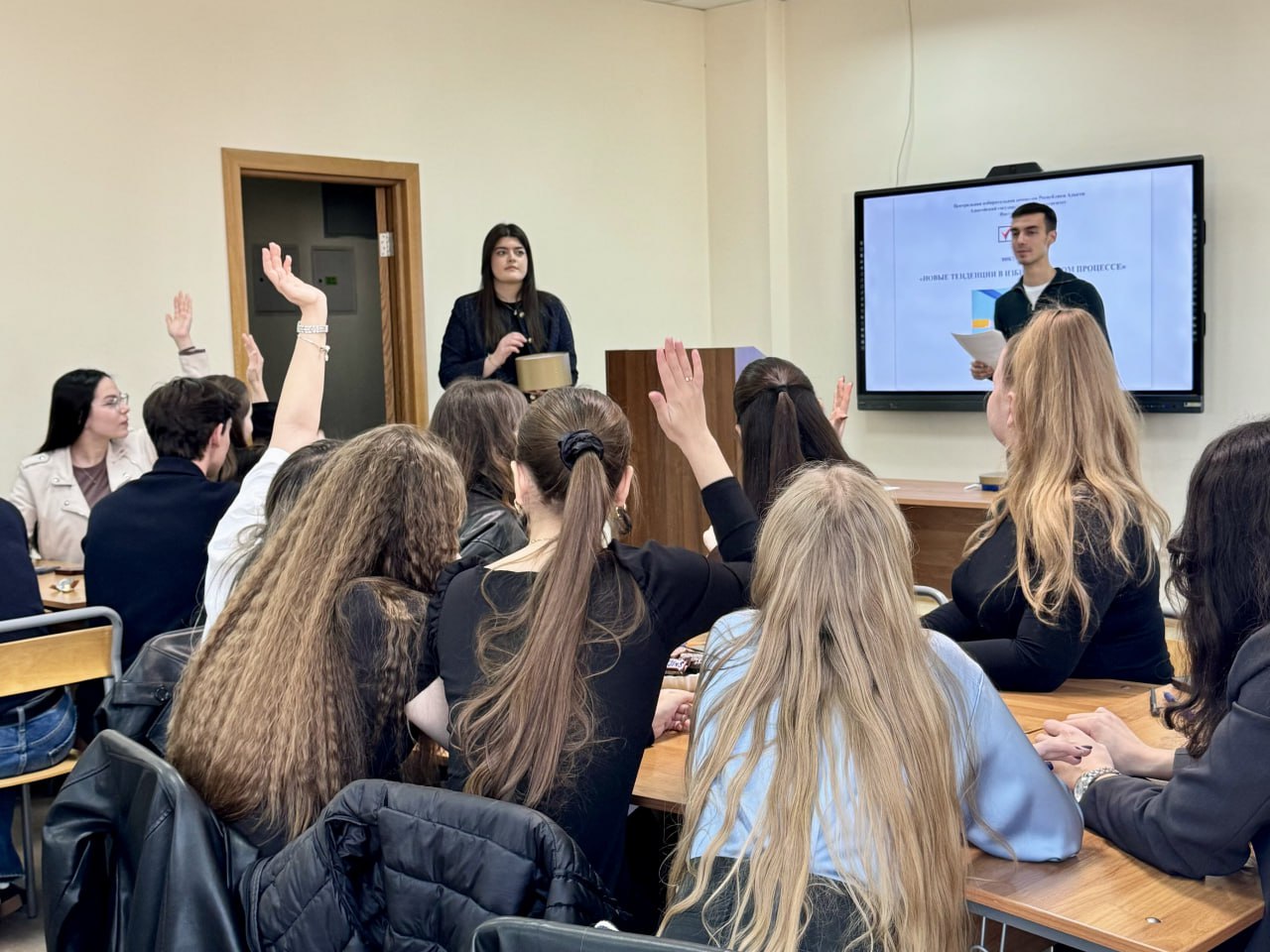 В викторине приняли участие три команды из студентов второго и третьего курса, возглавляемые «капитанами»: «Удычаковцы», «Стражи выбора» и «Защитники демократии. За состязаниями наблюдали более 70 студентов региона –... В викторине приняли участие три команды из студентов второго и третьего курса, возглавляемые «капитанами»: «Удычаковцы», «Стражи выбора» и «Защитники демократии. За состязаниями наблюдали более 70 студентов региона –...