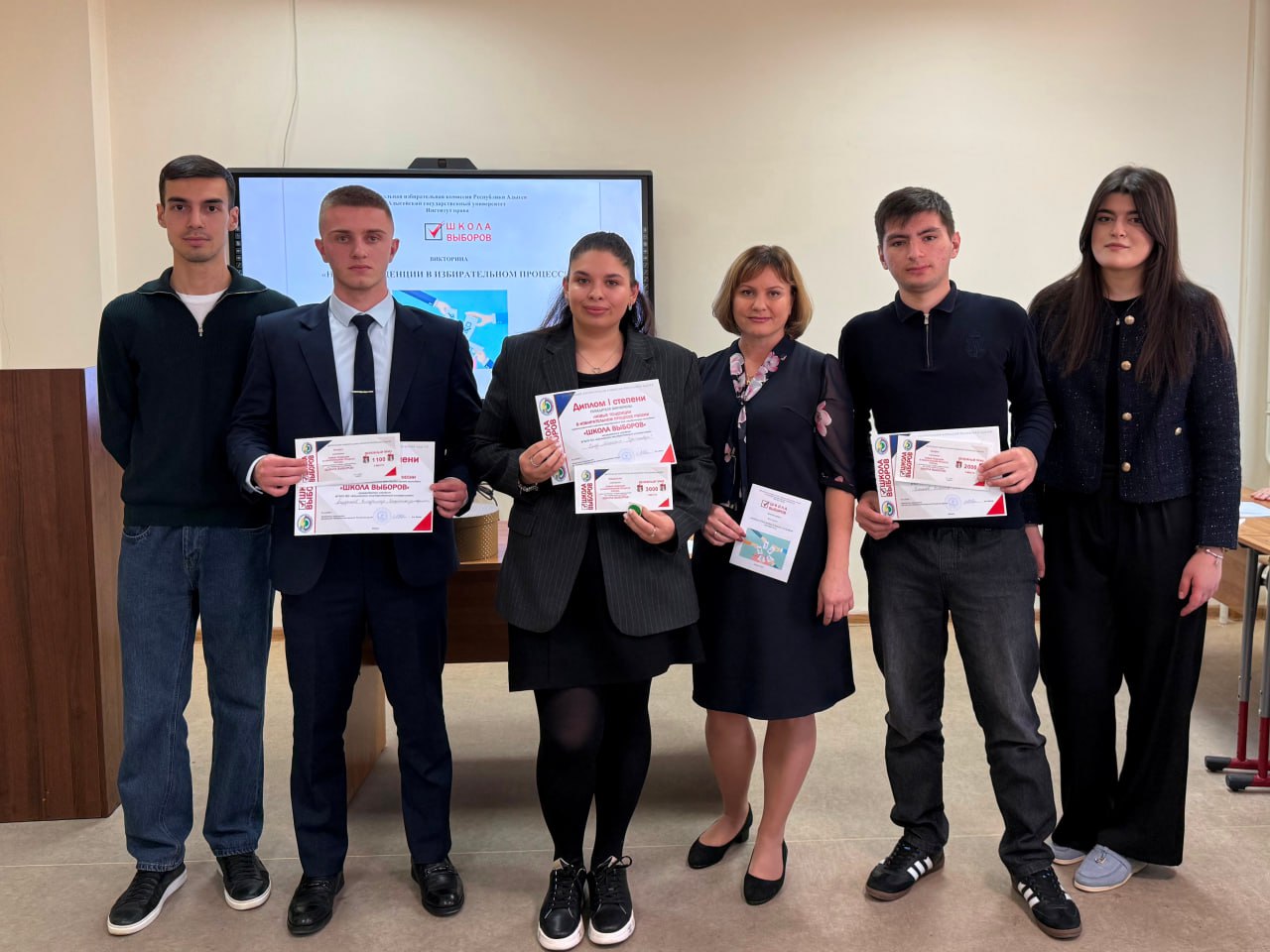 В викторине приняли участие три команды из студентов второго и третьего курса, возглавляемые «капитанами»: «Удычаковцы», «Стражи выбора» и «Защитники демократии. За состязаниями наблюдали более 70 студентов региона –... В викторине приняли участие три команды из студентов второго и третьего курса, возглавляемые «капитанами»: «Удычаковцы», «Стражи выбора» и «Защитники демократии. За состязаниями наблюдали более 70 студентов региона –...