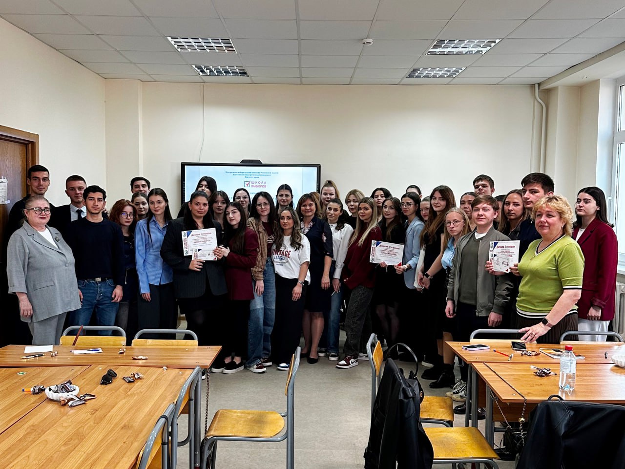 В викторине приняли участие три команды из студентов второго и третьего курса, возглавляемые «капитанами»: «Удычаковцы», «Стражи выбора» и «Защитники демократии. За состязаниями наблюдали более 70 студентов региона –... В викторине приняли участие три команды из студентов второго и третьего курса, возглавляемые «капитанами»: «Удычаковцы», «Стражи выбора» и «Защитники демократии. За состязаниями наблюдали более 70 студентов региона –...