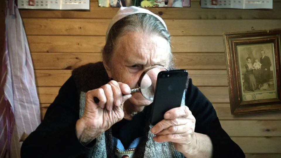 Пенсионеры под прицелом: как мошенники завладевают миллионами и откуда у старшего поколения значительные сбережения