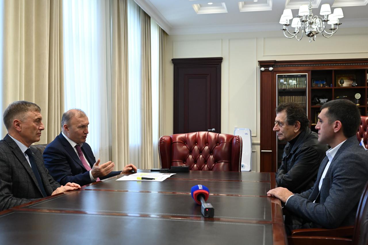 Глава Адыгеи провел встречу с ректором Театрального института им. Б. Щукина Глава Адыгеи провел встречу с ректором Театрального института им. Б. Щукина