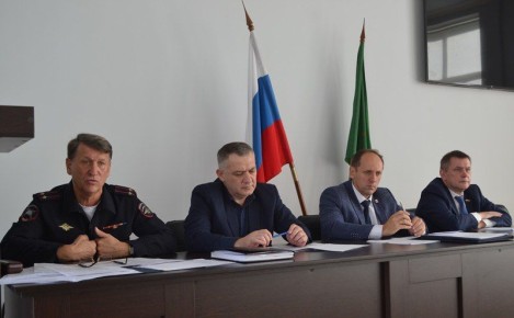 Вопросы обеспечения безопасности дорожного движения обсудили в рамках комиссионного заседания в Майкопском районе