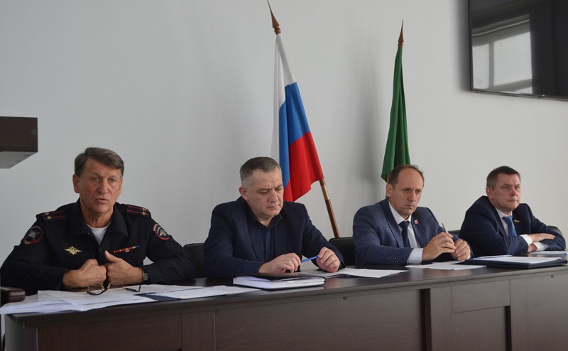 Вопросы обеспечения безопасности дорожного движения обсудили в рамках комиссионного заседания в Майкопском районе