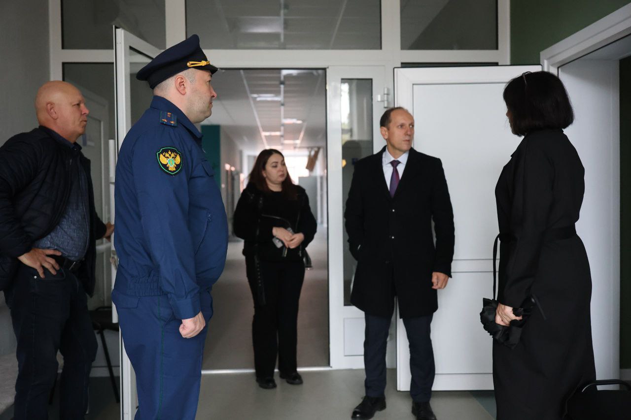 Прокурором Майкопского района Аскером Набоковым совместно с главой муниципального образования Майкопский район Михаилом Марьиным, главным врачом Майкопской ЦРБ Аллой Чернышевой и представителями подрядной организации... Прокурором Майкопского района Аскером Набоковым совместно с главой муниципального образования Майкопский район Михаилом Марьиным, главным врачом Майкопской ЦРБ Аллой Чернышевой и представителями подрядной организации...