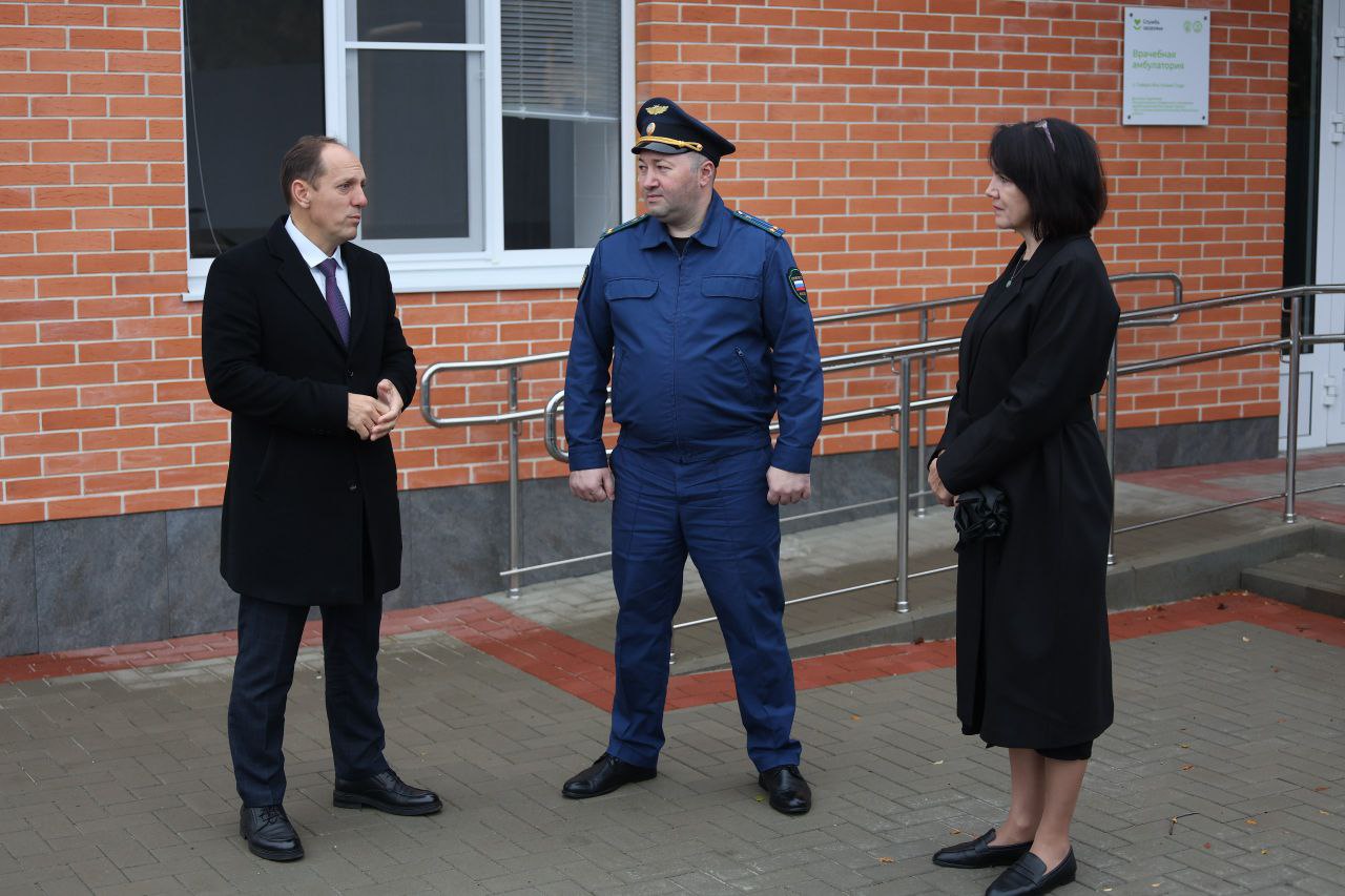 Прокурором Майкопского района Аскером Набоковым совместно с главой муниципального образования Майкопский район Михаилом Марьиным, главным врачом Майкопской ЦРБ Аллой Чернышевой и представителями подрядной организации... Прокурором Майкопского района Аскером Набоковым совместно с главой муниципального образования Майкопский район Михаилом Марьиным, главным врачом Майкопской ЦРБ Аллой Чернышевой и представителями подрядной организации...