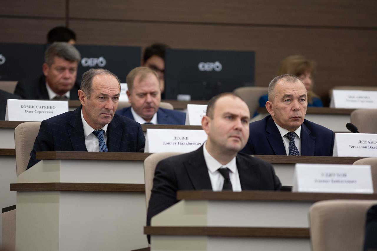 Глава Адыгеи Мурат Кумпилов поставил ряд задач перед членами регионального кабмина Глава Адыгеи Мурат Кумпилов поставил ряд задач перед членами регионального кабмина