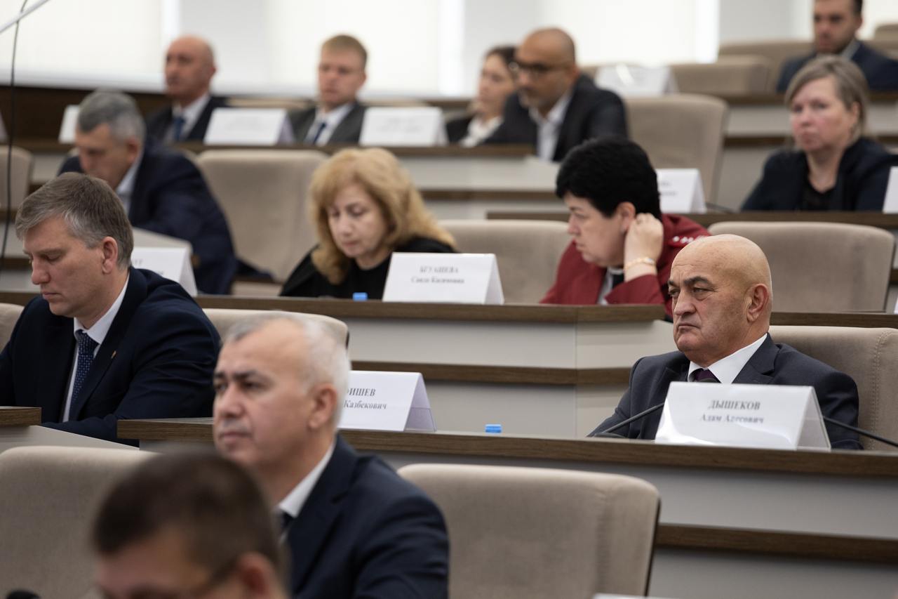 Глава Адыгеи Мурат Кумпилов поставил ряд задач перед членами регионального кабмина Глава Адыгеи Мурат Кумпилов поставил ряд задач перед членами регионального кабмина