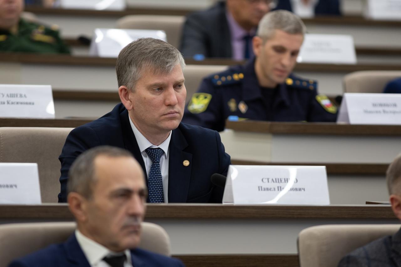 Глава Адыгеи Мурат Кумпилов поставил ряд задач перед членами регионального кабмина Глава Адыгеи Мурат Кумпилов поставил ряд задач перед членами регионального кабмина