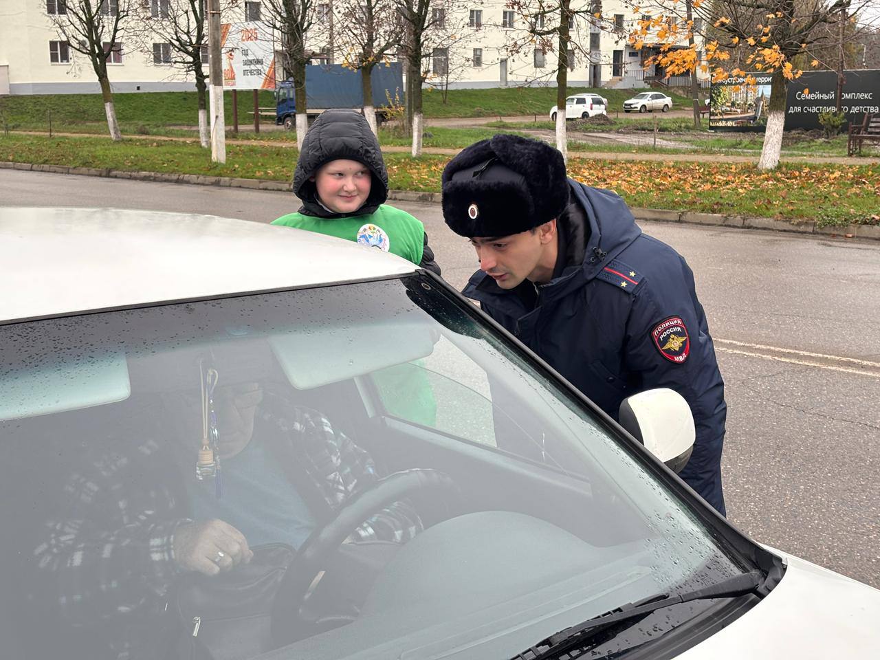 Сотрудники Госавтоинспекции Адыгеи с ЮИДовцами провели совместную памятную акцию к Всемирному дню памяти жертв ДТП Сотрудники Госавтоинспекции Адыгеи с ЮИДовцами провели совместную памятную акцию к Всемирному дню памяти жертв ДТП