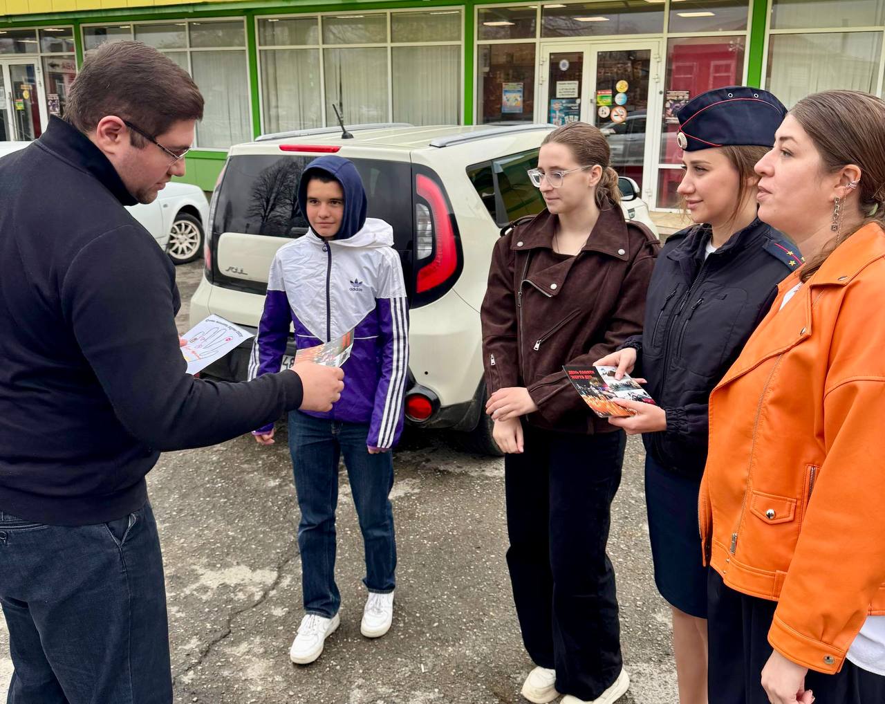 Сотрудники Госавтоинспекции Адыгеи с ЮИДовцами провели совместную памятную акцию к Всемирному дню памяти жертв ДТП Сотрудники Госавтоинспекции Адыгеи с ЮИДовцами провели совместную памятную акцию к Всемирному дню памяти жертв ДТП