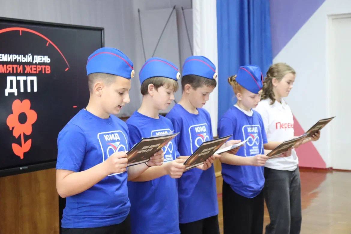 Сотрудники Госавтоинспекции Адыгеи с ЮИДовцами провели совместную памятную акцию к Всемирному дню памяти жертв ДТП Сотрудники Госавтоинспекции Адыгеи с ЮИДовцами провели совместную памятную акцию к Всемирному дню памяти жертв ДТП