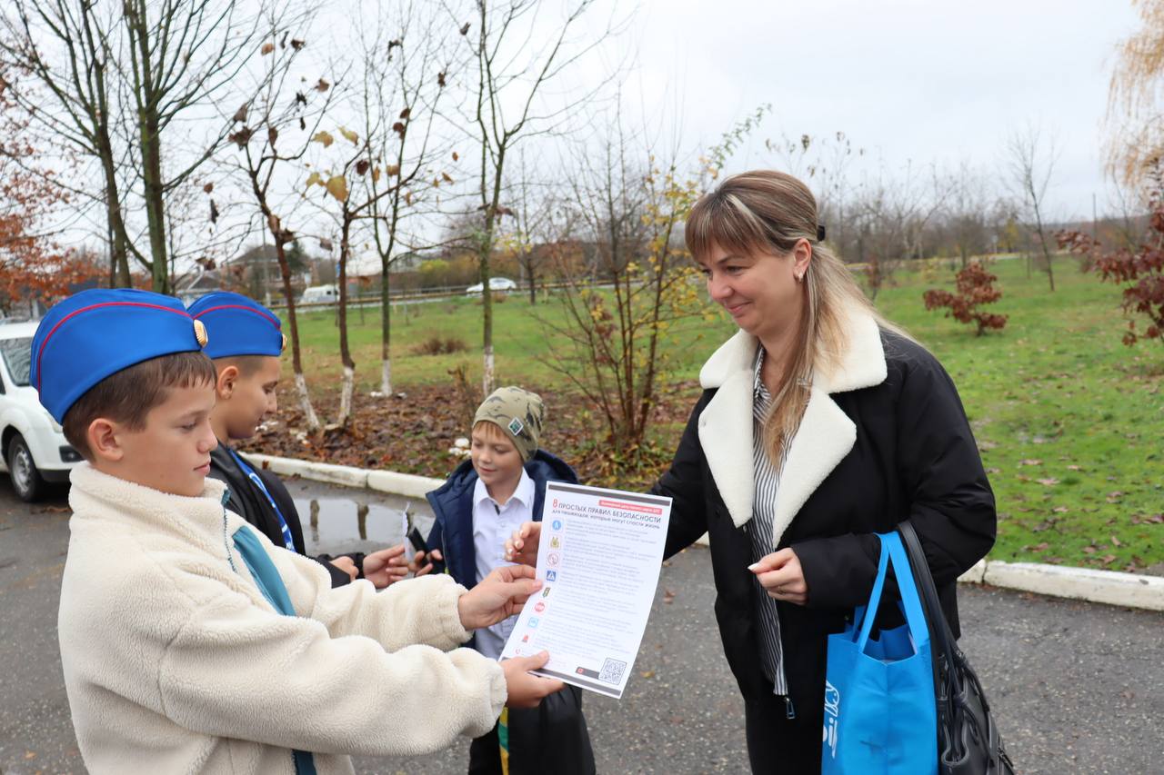 Сотрудники Госавтоинспекции Адыгеи с ЮИДовцами провели совместную памятную акцию к Всемирному дню памяти жертв ДТП Сотрудники Госавтоинспекции Адыгеи с ЮИДовцами провели совместную памятную акцию к Всемирному дню памяти жертв ДТП