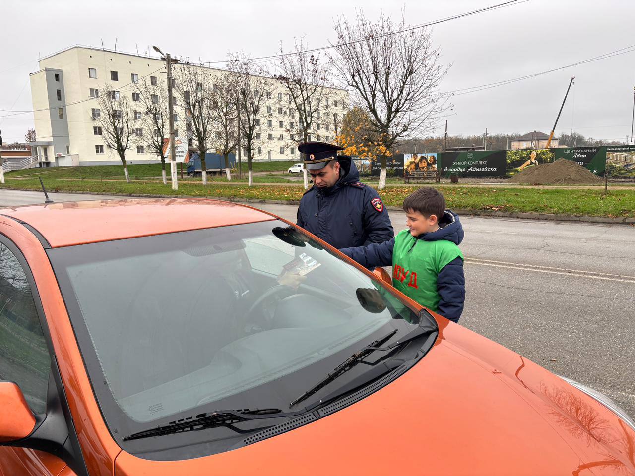 Сотрудники Госавтоинспекции Адыгеи с ЮИДовцами провели совместную памятную акцию к Всемирному дню памяти жертв ДТП Сотрудники Госавтоинспекции Адыгеи с ЮИДовцами провели совместную памятную акцию к Всемирному дню памяти жертв ДТП