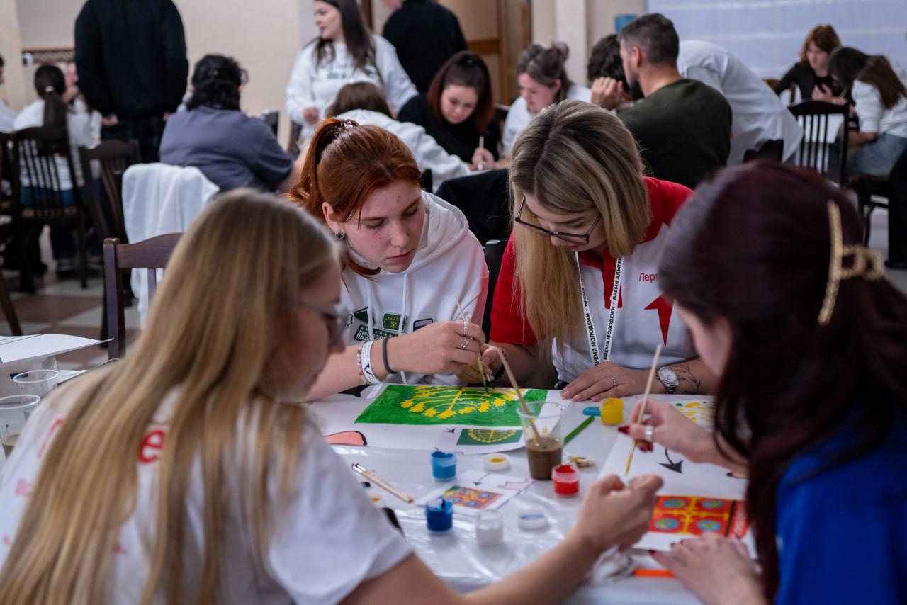 Более 100 лидеров молодежной политики Адыгеи приняли участие в региональном слете «Молодежка» Более 100 лидеров молодежной политики Адыгеи приняли участие в региональном слете «Молодежка»