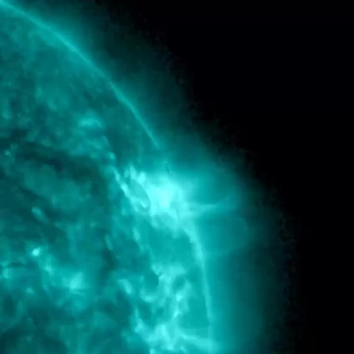 Выброс солнечной плазмы от одной из сильнейших вспышек этого года пройдет мимо Земли