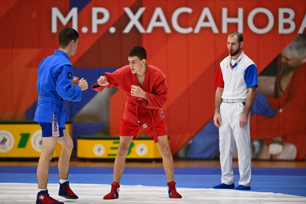 В столице Адыгеи во дворце спорта «Оштен» проходят IX Всероссийские юношеские соревнования по самбо на призы 11-кратного чемпиона мира, заслуженного мастера спорта России Мурата Хасанова