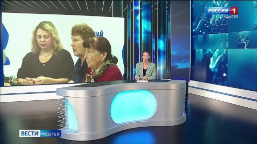 На базе штаба общественной поддержки "Единой России" серебряные волонтеры плетут маскировочные сети, нашлемники, вяжут, шьют и собирают гуманитарную помощь для нужд СВО