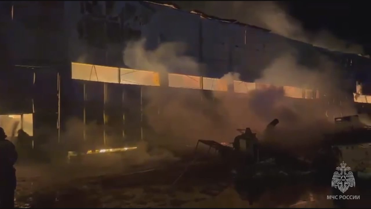 Пожарные МЧС России ликвидировали возгорание цеха деревообработки в посёлке Тлюстенхабль