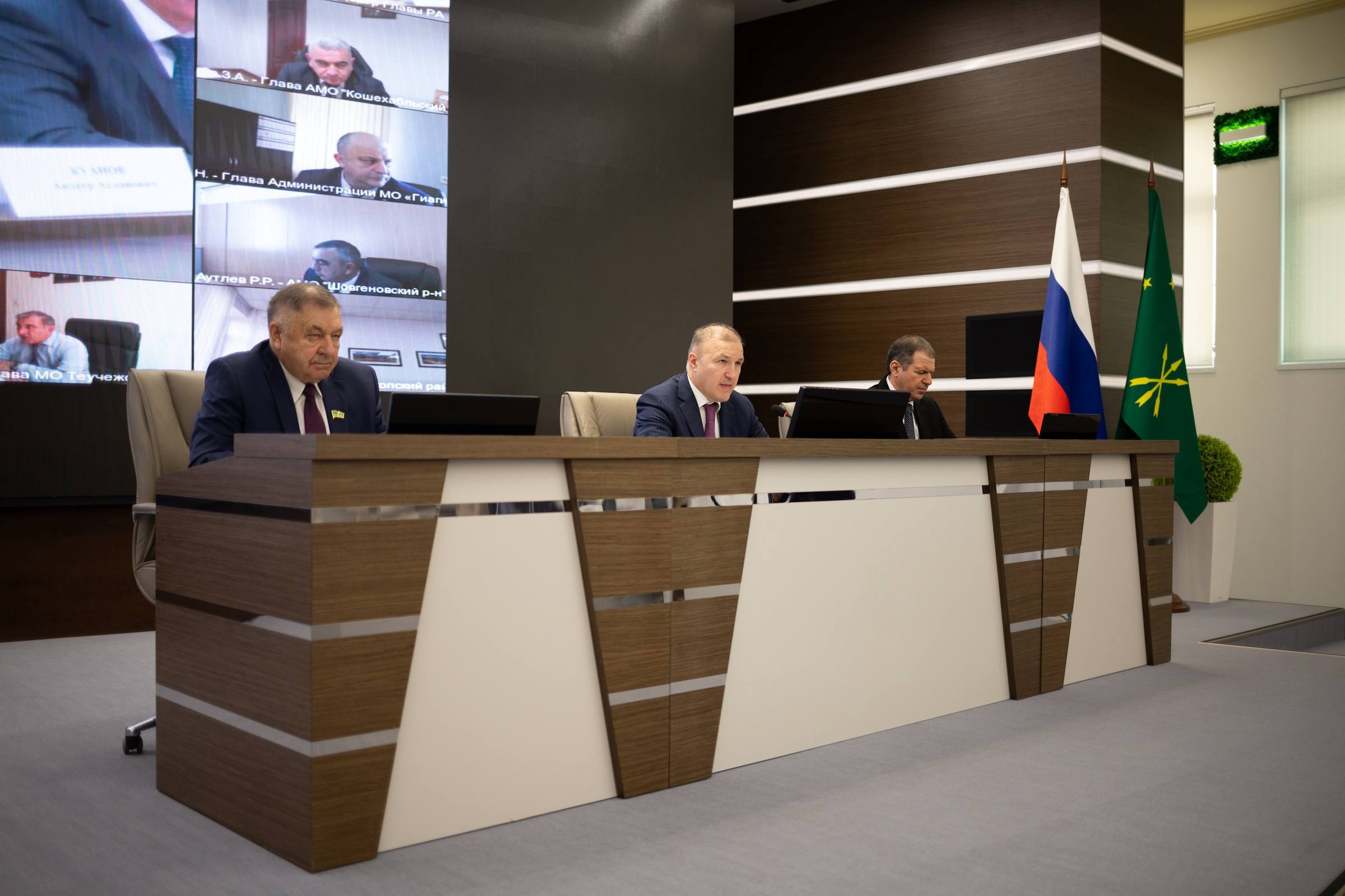 Глава Адыгеи поручил руководителям муниципалитетов активизировать работу по благоустройству и озеленению территорий Глава Адыгеи поручил руководителям муниципалитетов активизировать работу по благоустройству и озеленению территорий