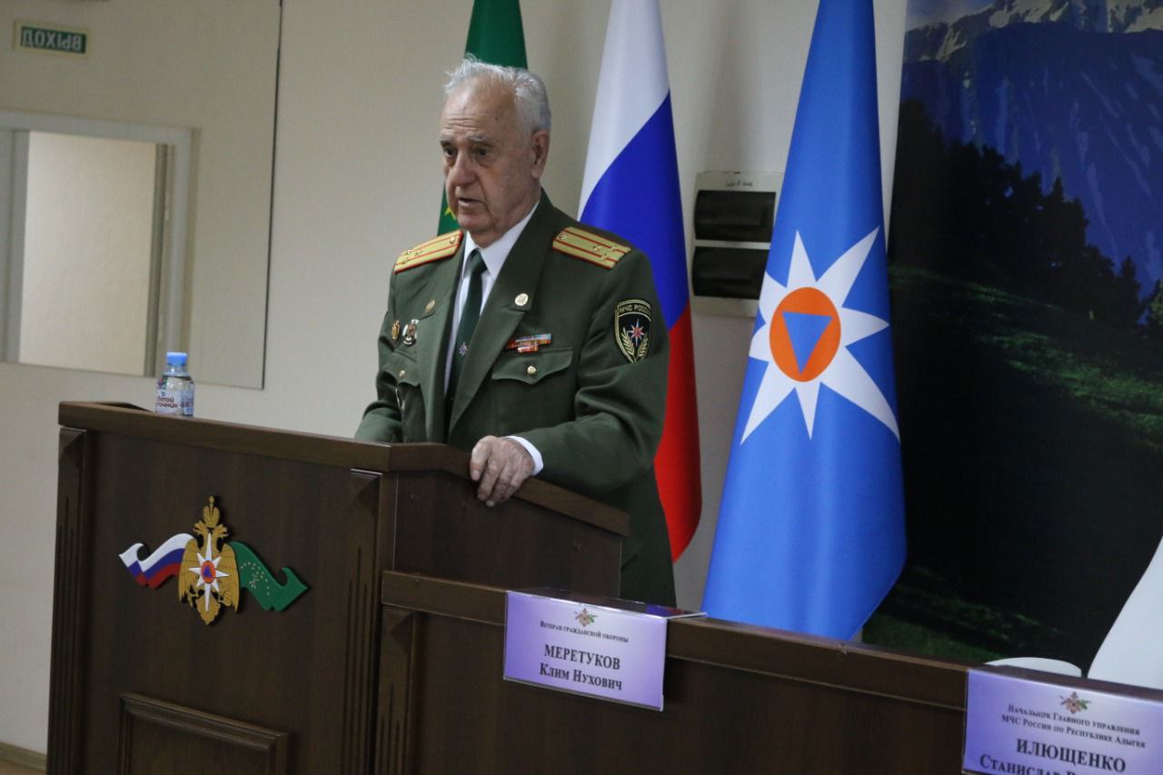 Руководство МЧС Адыгеи поздравило дорогого ветерана с юбилеем Руководство МЧС Адыгеи поздравило дорогого ветерана с юбилеем