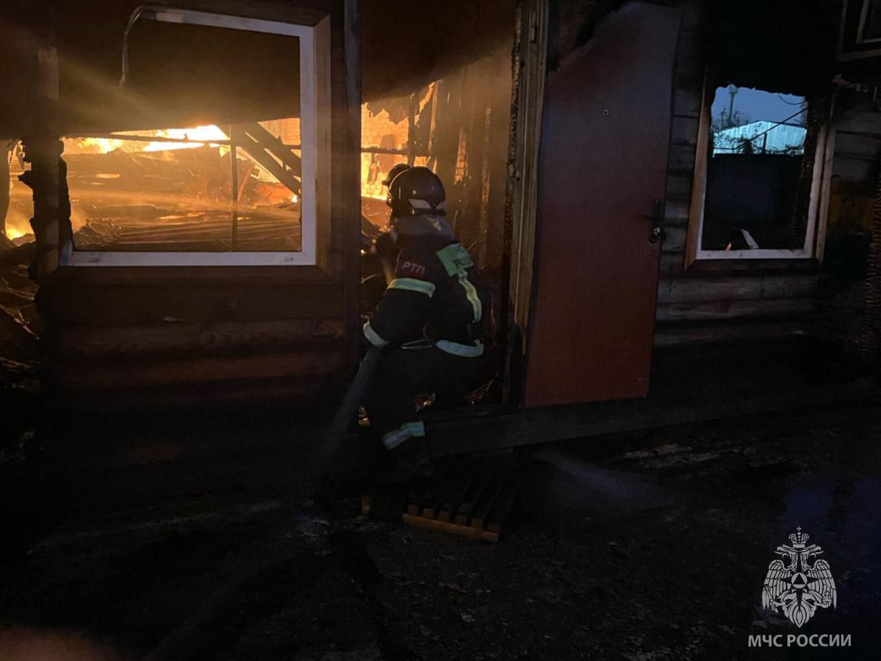 Пожарные МЧС России ликвидировали возгорание цеха деревообработки в посёлке Тлюстенхабль Пожарные МЧС России ликвидировали возгорание цеха деревообработки в посёлке Тлюстенхабль