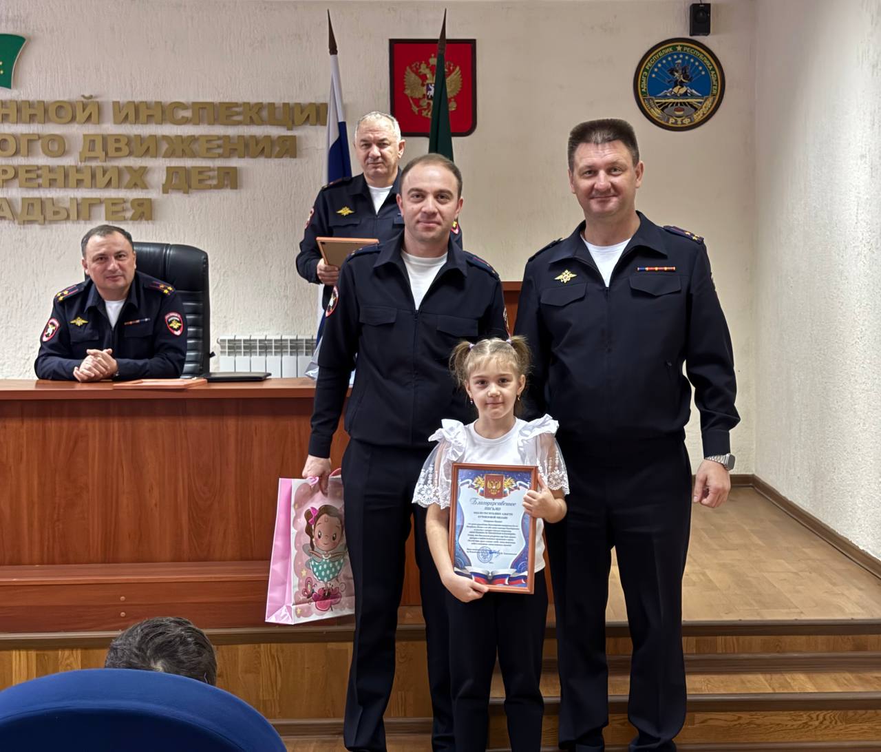 В Майкопе прошла торжественная церемония, посвящённая поздравлению юных участников конкурса рисунков «Мои родители работают в полиции» В Майкопе прошла торжественная церемония, посвящённая поздравлению юных участников конкурса рисунков «Мои родители работают в полиции»