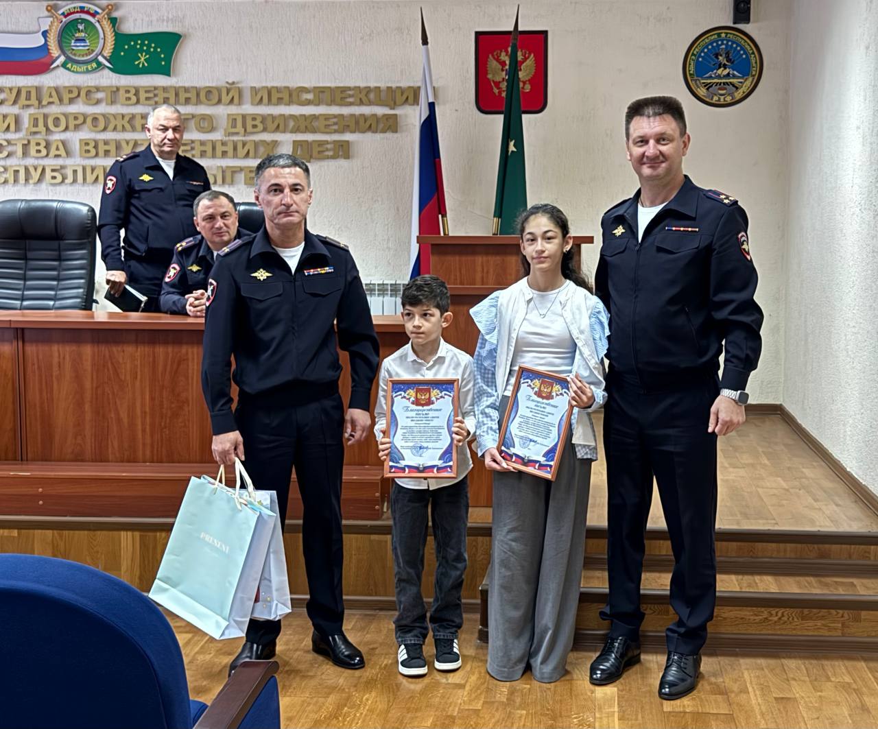 В Майкопе прошла торжественная церемония, посвящённая поздравлению юных участников конкурса рисунков «Мои родители работают в полиции» В Майкопе прошла торжественная церемония, посвящённая поздравлению юных участников конкурса рисунков «Мои родители работают в полиции»