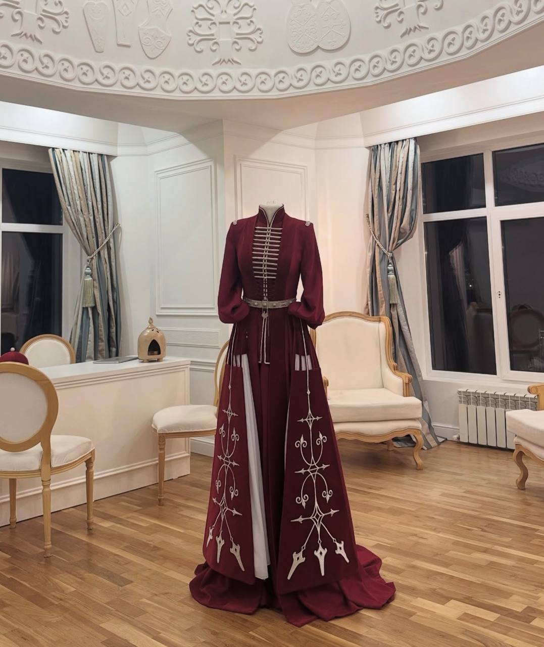 Адыгский наряд на конкурсе «Мисс Вселенная» Адыгский наряд на конкурсе «Мисс Вселенная»