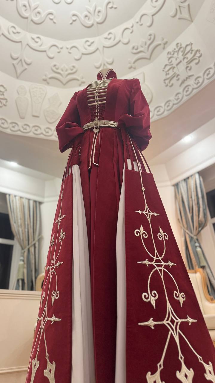 Адыгский наряд на конкурсе «Мисс Вселенная» Адыгский наряд на конкурсе «Мисс Вселенная»