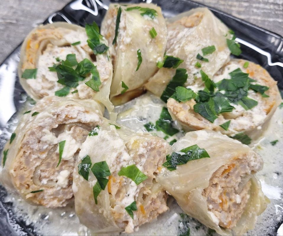 Капустные рулетики в сметанном соусе: уютное блюдо для любой трапезы