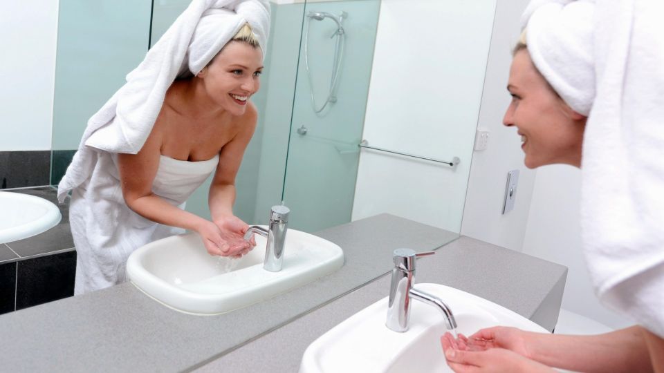 Налет на сантехнике исчезнет: былой вид поможет вернуть простое средство