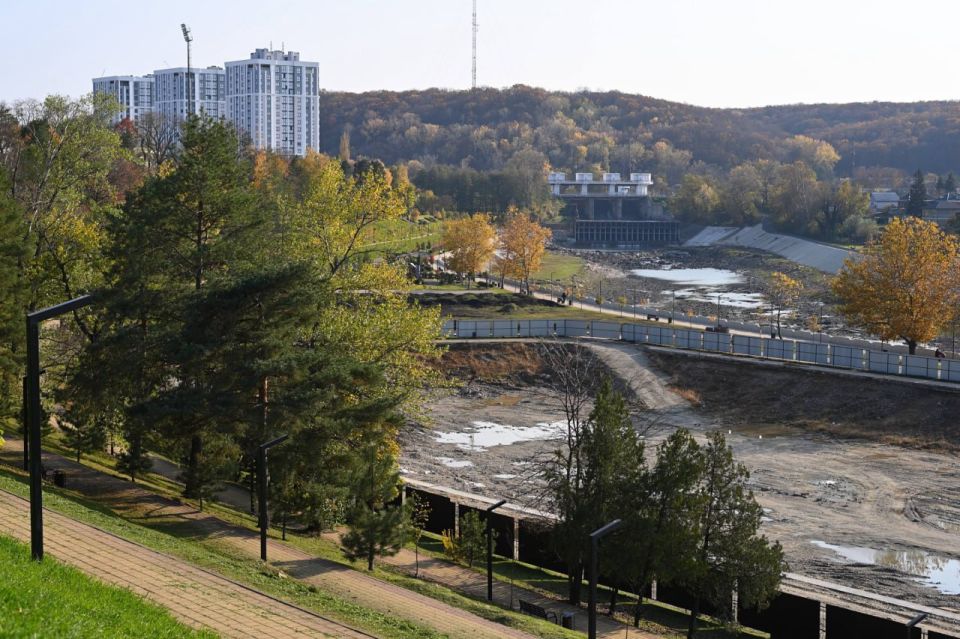 Глава Адыгеи сообщил о ходе восстановления открытого бассейна в городском парке Майкопа