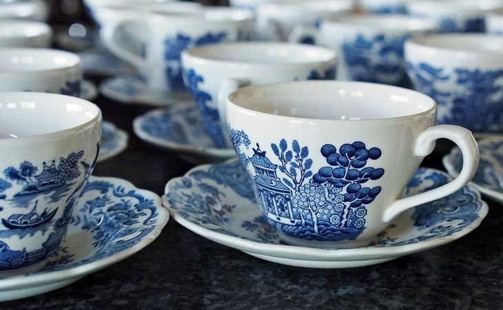 Чем удалить пятна с фарфора, чтобы не поцарапать посуду: дельные советы