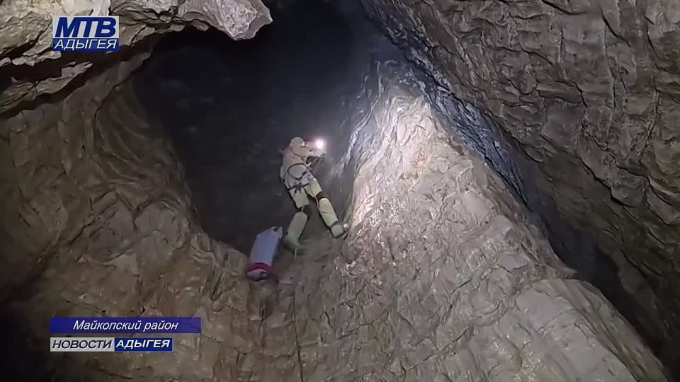 Начинающие спелеологи Адыгеи из молодёжного центра Русского географического общества совместно с коллегами-наставниками из Сочи исследовали пещеру «Новая», расположенную на хребте Азиш-Тау