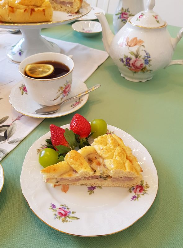 Сдобный пирог с мясом и сыром: идеальное блюдо для любого праздничного стола