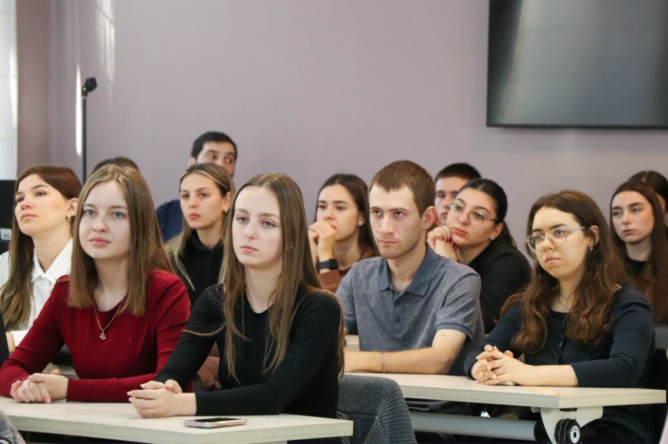 В столице Адыгеи эксперты и студенты обсудили безопасность на дорогах