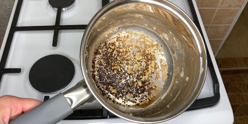 Как быстро очистить пригоревшую кастрюлю: простой и эффективный способ