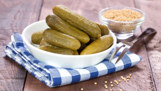 Открыли банку с маринованными огурцами, а они соленые: вот как исправить ситуацию